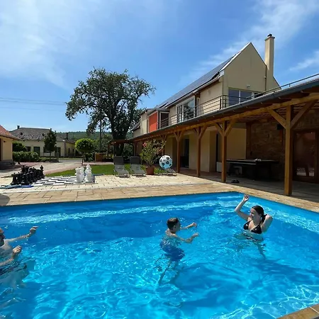 Csomopont Csaladi Vendeghaz *