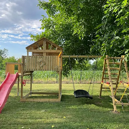 Csomopont Csaladi Vendeghaz 公寓 *